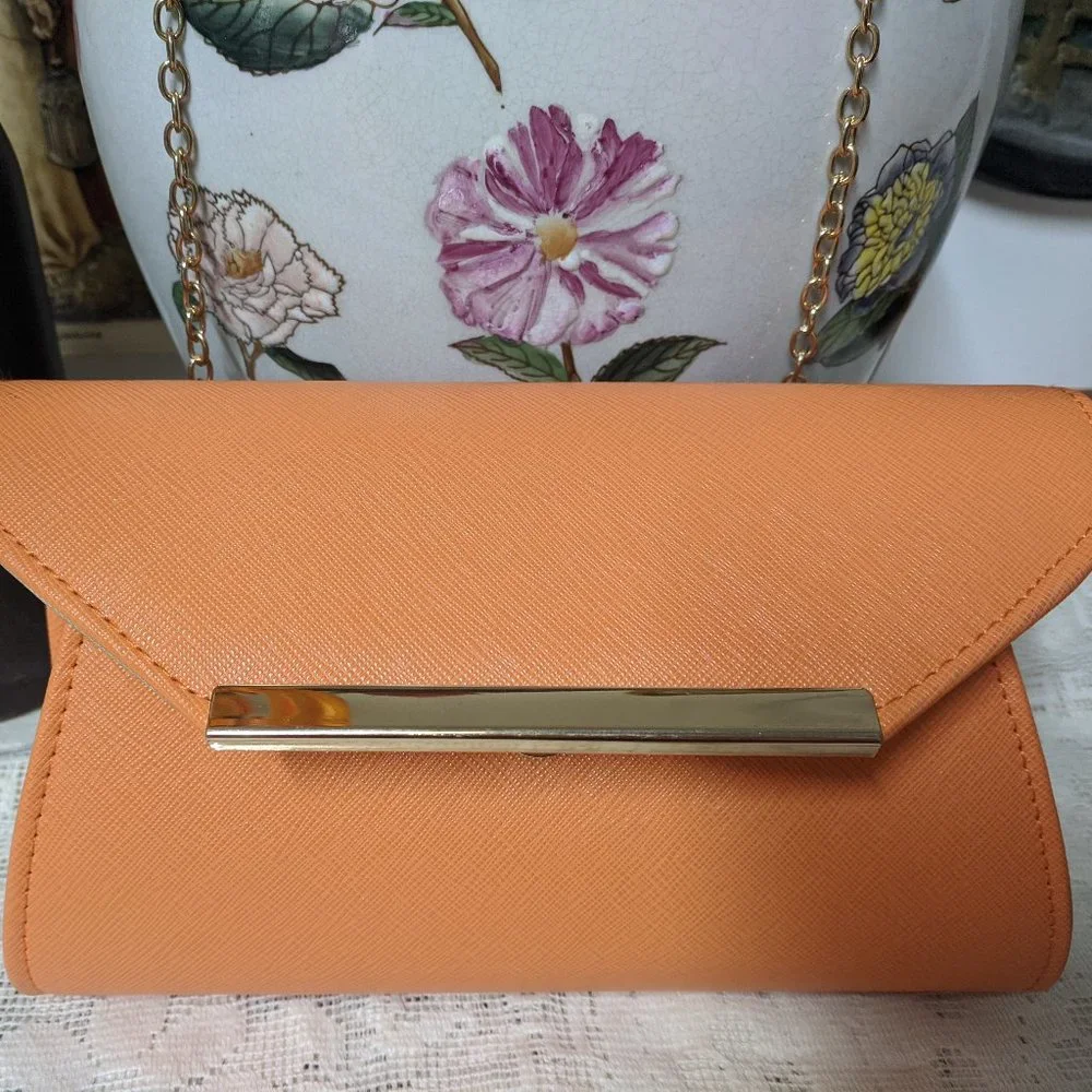 NWOT COLLETTE CLUTCH BAG - Picture 6 of 9